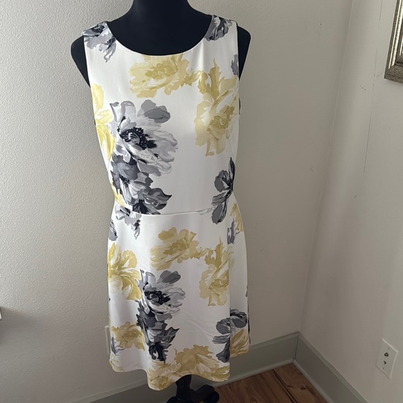 Tahari Arthur S. Levine Petite floral blossom sheath sleeveless dress Sz 10P - Picture 2 of 7